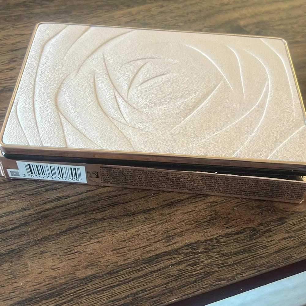 Eyeshadow Palette - Never used,  A color has a finger mark!